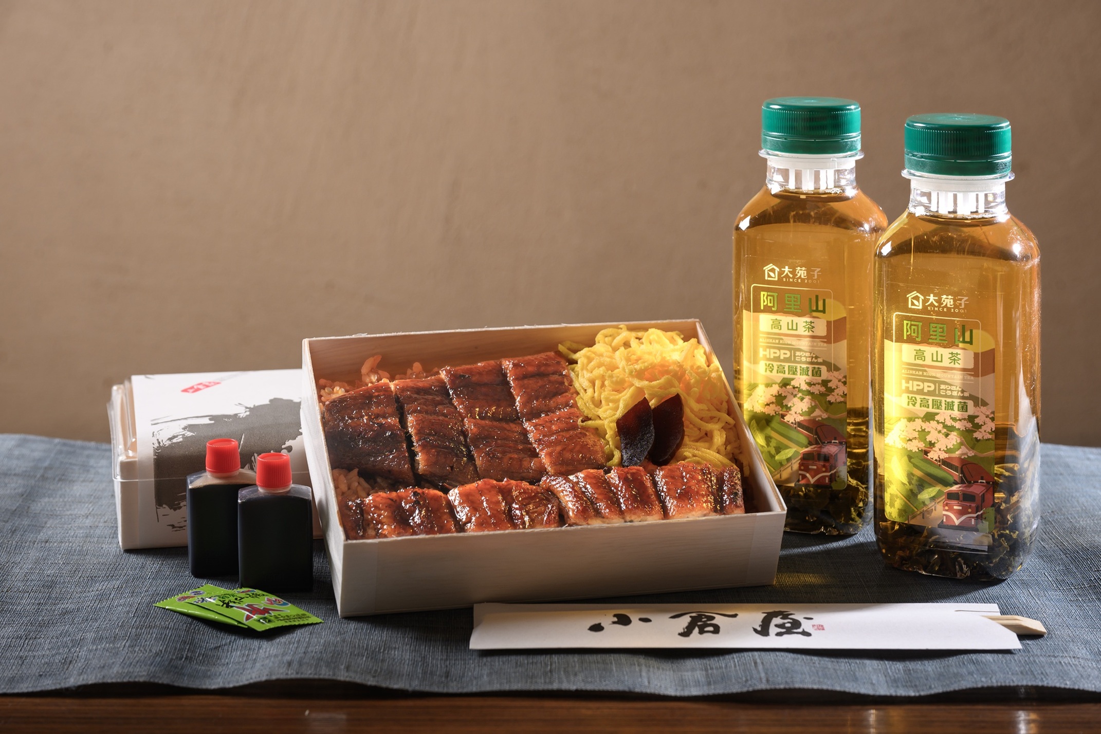 小倉屋台北光復本店於7月26日土用丑日可享「鰻蒸竹定食」便當(售價620元)外帶買一送一，再加碼贈送大苑子阿里山高山冷泡茶一瓶(400ml)一加一瓶，每人限購一份，僅接受現金結帳，當日現場排隊，不列入會員集點，限定100組，售完為止。(圖／小倉屋  提供)