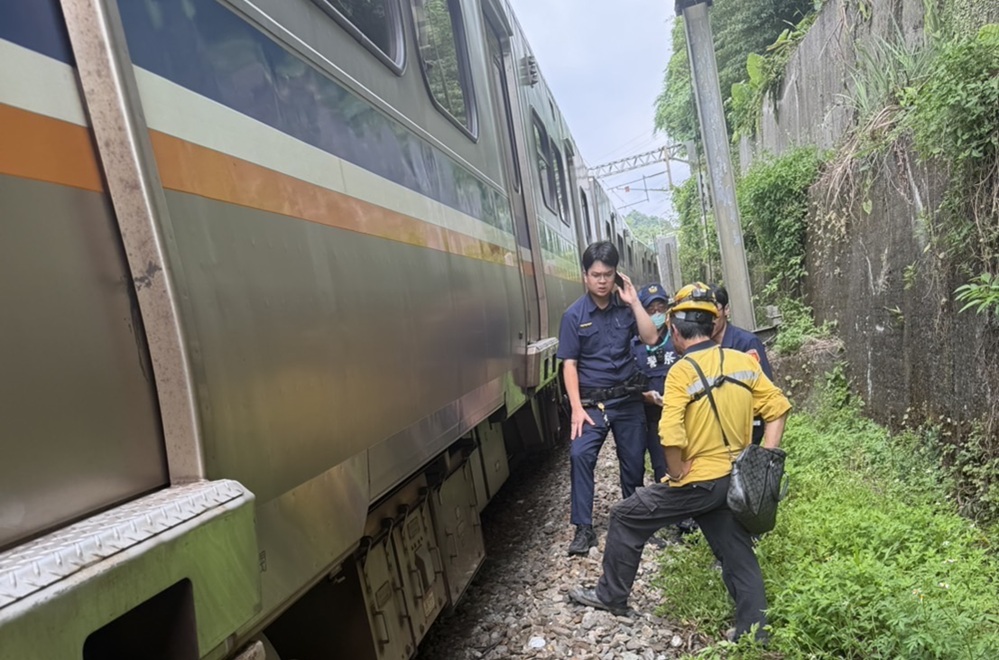 疑闖鐵軌驚魂 55歲男被台鐵列車擦撞傷 206 cnews204260723a12