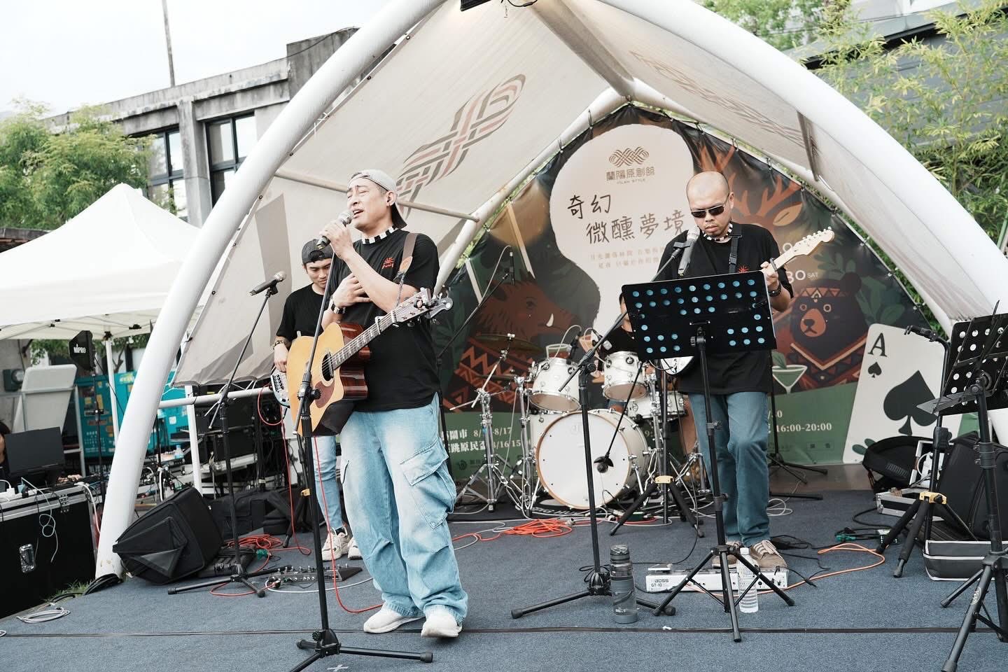 不滅樂團以原創音樂演出,並攜手原民學生共創主題曲,展現宜蘭原住民族文化創作能量。(圖/樂海岸音樂節提供)