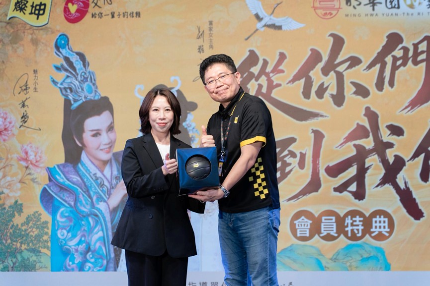 Lenovo香港澳門台灣大區總經理張苑瑩代表致贈限量FIFA官方紀念足球予燦坤3C家電董事長林技典，象徵雙方深化合作。(圖/主辦 提供)