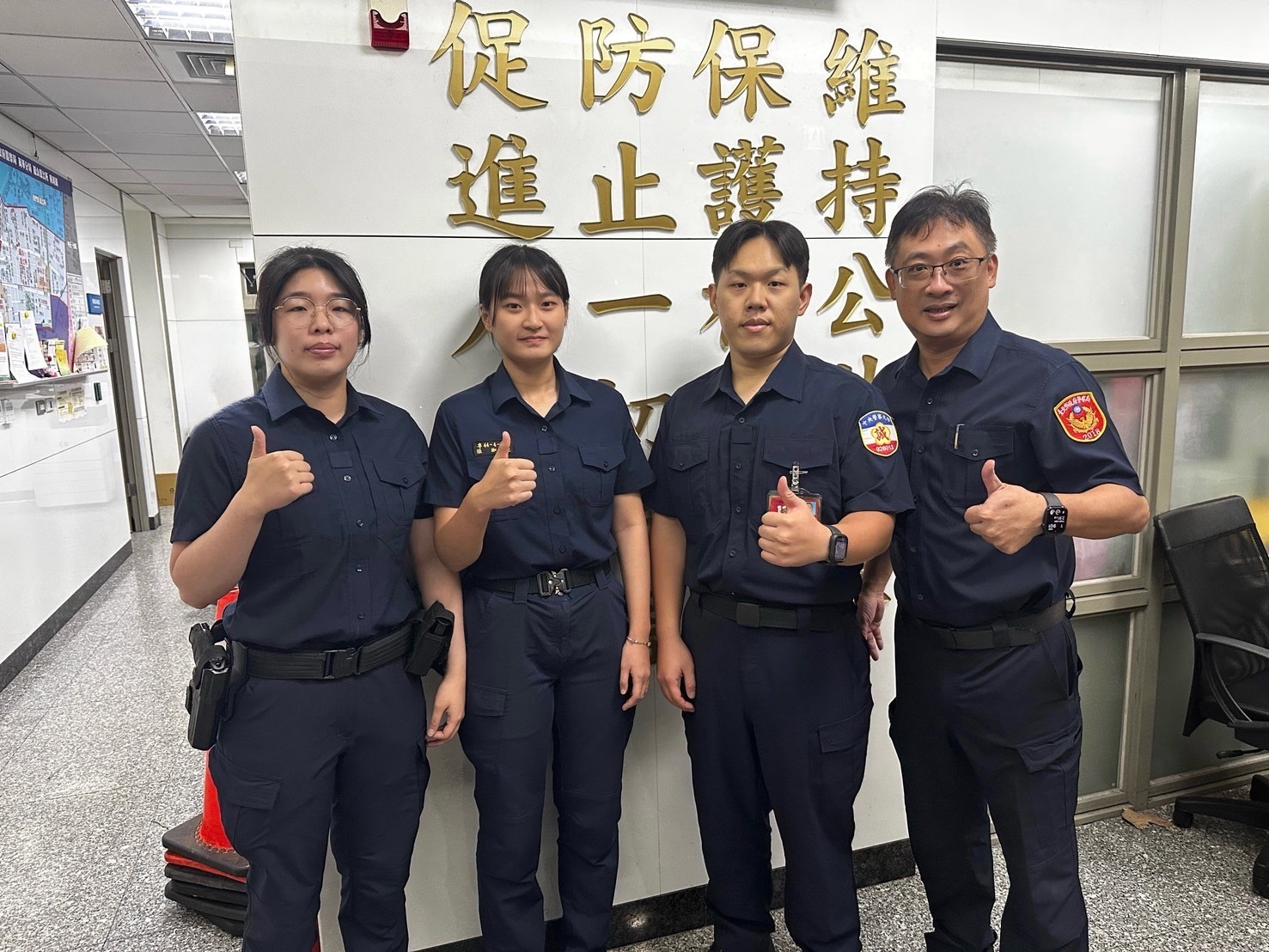 龍山派出所所長楊進華(右1)、警大實習生余政瑋(右2)、警專實習生張珈菱(左2)、龍山所警員黃若庭(左1)。(圖/記者 趙靜姸翻攝)