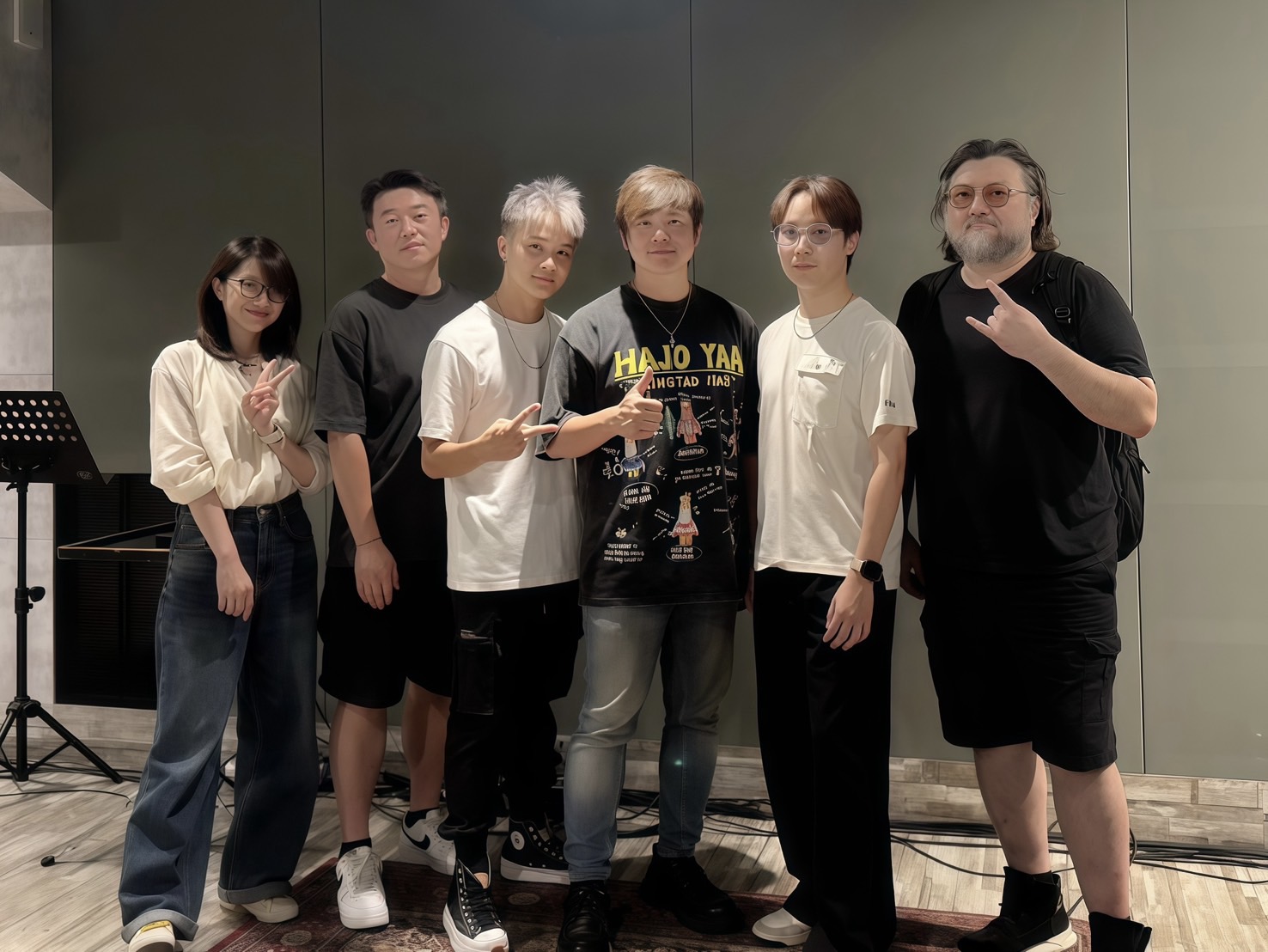 本次演唱會由起而行音樂總監同時也是雙金得主音樂人的Eddie 蔡仲軒（中）擔任音樂統籌，攜手圈內知名音樂老師游鎮宇（右一）、鋼琴手張瑋（右二）、鼓手宋宏駿及 PGM 楊恢宏（左三），共同打造精彩音樂饗宴。（圖／起而行娛樂提供）