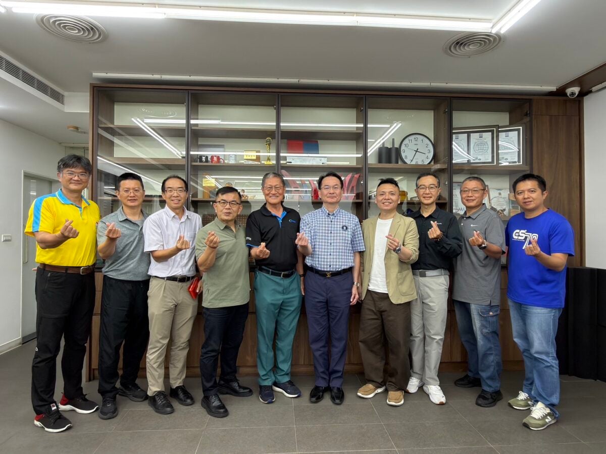 ▲高科大校長吳忠信（右五）率領一級主管拜訪駿維實業股份有限公司董事長楊東勝校友（左五），感謝其二十餘年持續捐資興學，長期支持學生助學、系務發展及校友事務，攜手推動人才培育與校務永續發展。