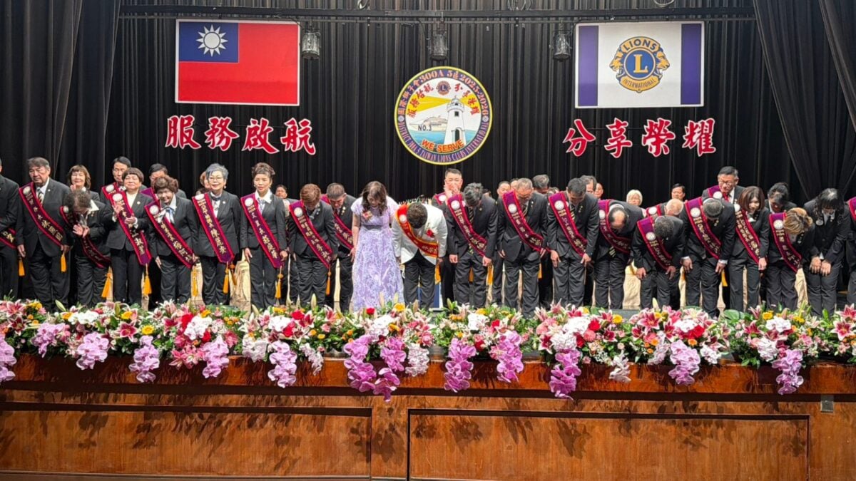 ▲李敏卿總監卸任率行政團隊上台鞠躬感謝獅友支持。