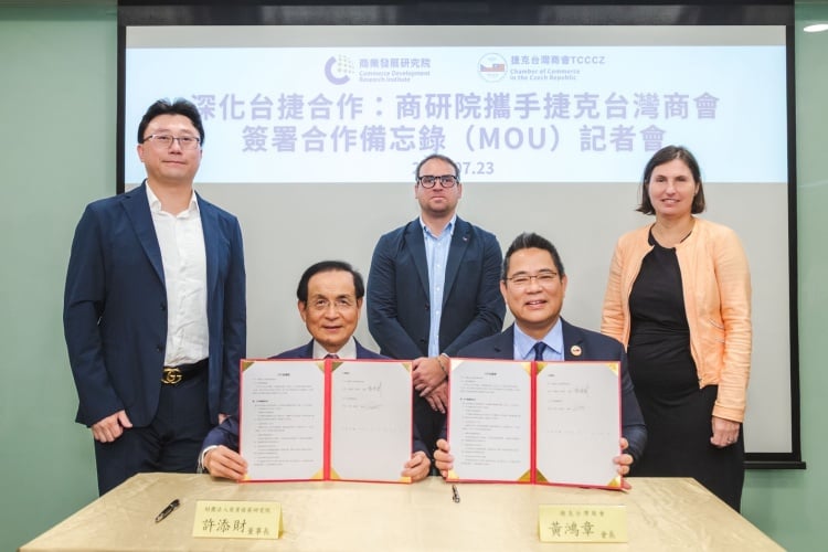 ▲商研院與捷克台灣商會今(23)簽署MOU。(後排左起:台灣新東向全球產學研聯盟協進會秘書長鄭宗宜、 捷克投資局駐台代表Matouš Kostlivý、捷克經濟文化辦事處經濟暨貿易組組長Kateřina Heinischová;前排左起:商業發展研究院董事長許添財、捷克台灣商會(TCCCZ)會長黃鴻章)
