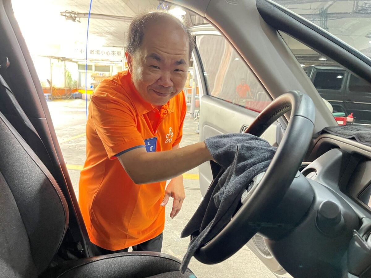 ▲身障者英富在陽光汽車美容中心快樂工作穩定就業身障者英富在陽光汽車美容中心快樂工作穩定就業。
