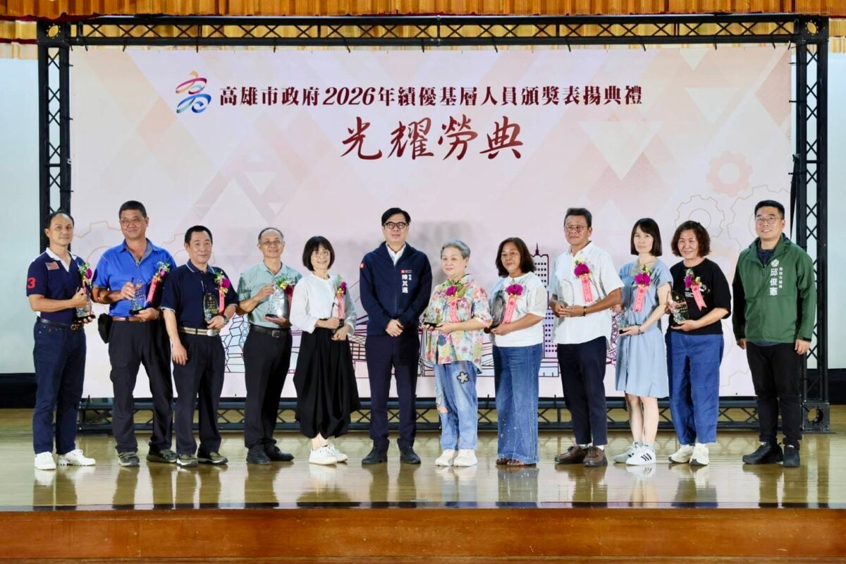 ▲市長陳其邁親自頒獎表揚從全市七千多位基層同仁中脫穎而出的50位表現傑出且績效卓著的基層同仁。