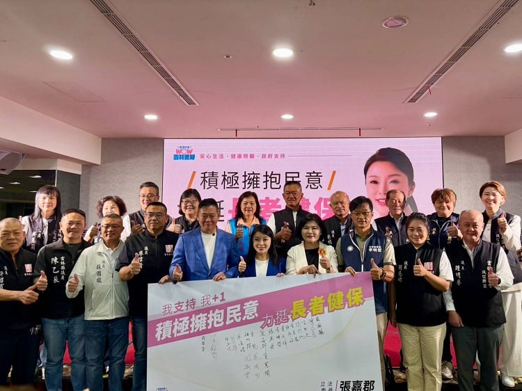 ▲張嘉郡推65歲以上老人免健保費獲議會力挺,張麗善允諾明年上路。(記者劉峻文攝)
