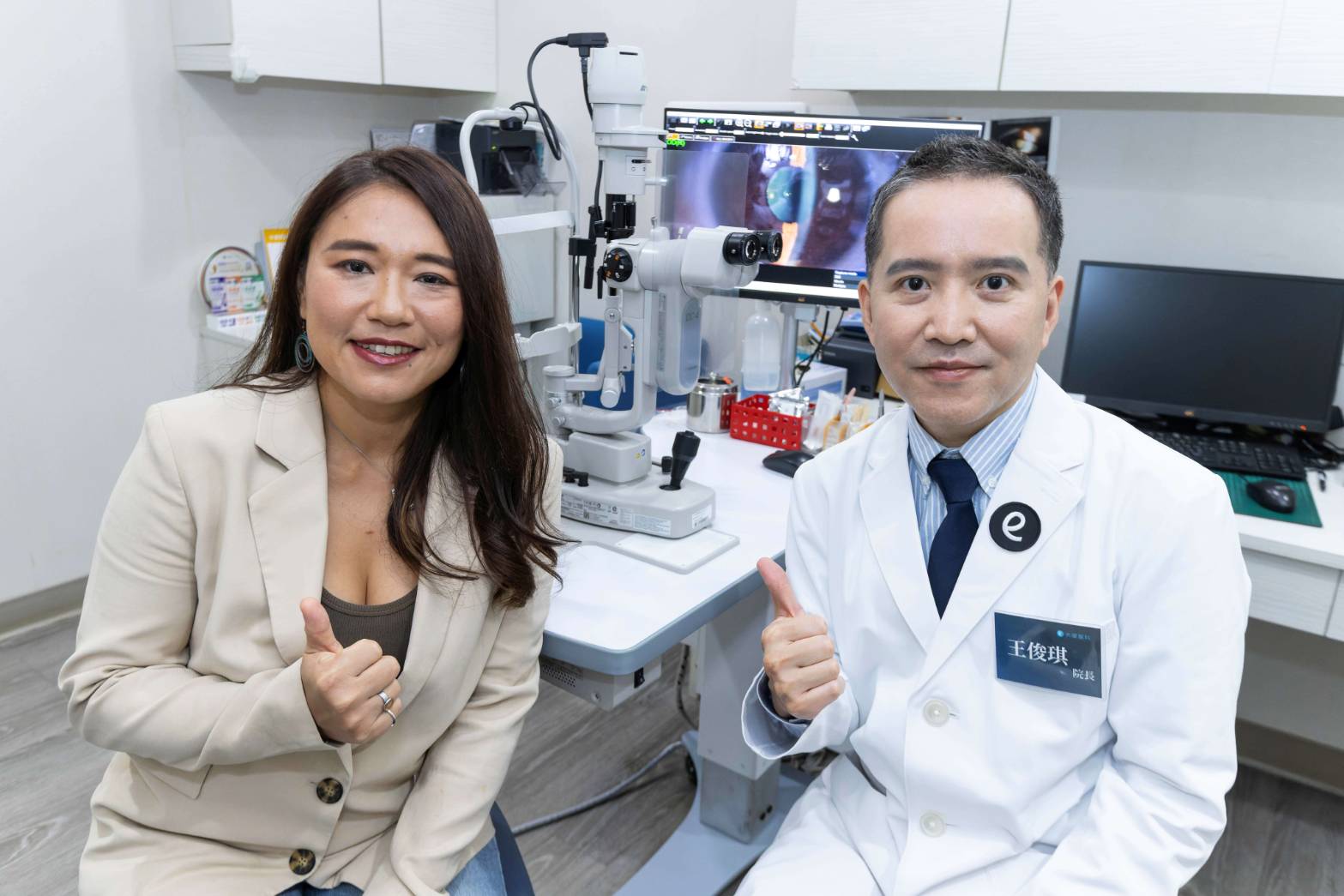 潛水教練暨極地探險工作者Jacky（左）與大學眼科院長王俊琪醫師（右）於媒體分享會合影，分享特殊工作環境下視力矯正的臨床經驗與衛教觀念。(圖/大學眼科提供)