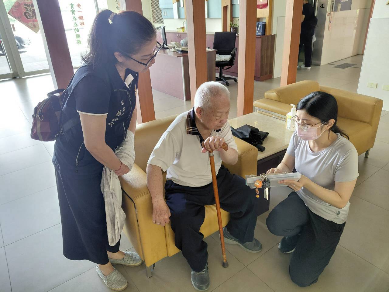 南投縣榮服處陪伴高齡獨居榮民參訪雲林榮家 - https://www.watchmedia01.com