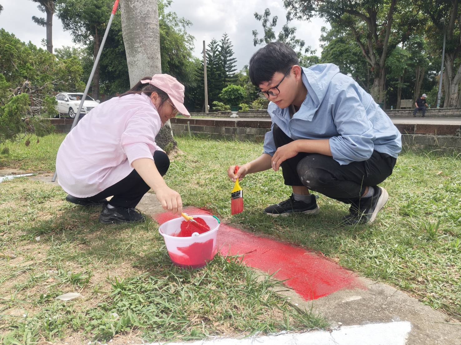 一面國徽串起兩代情！建國科大青銀共融畫出感動