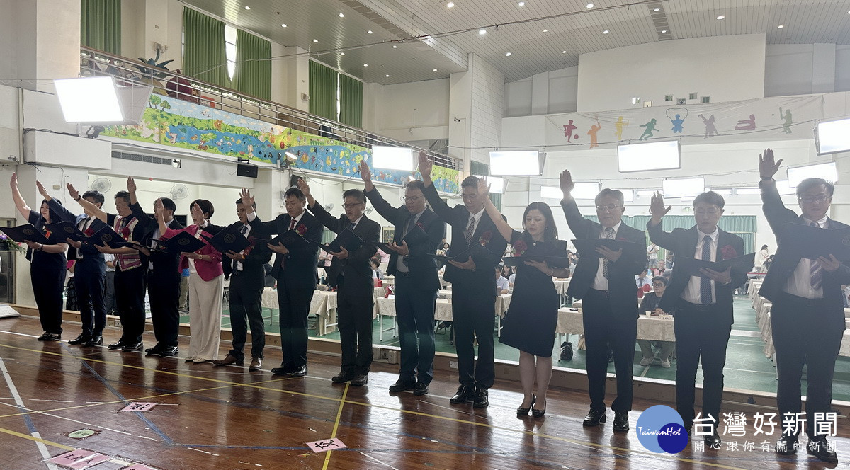新任校長宣誓。（記者扶小萍攝）