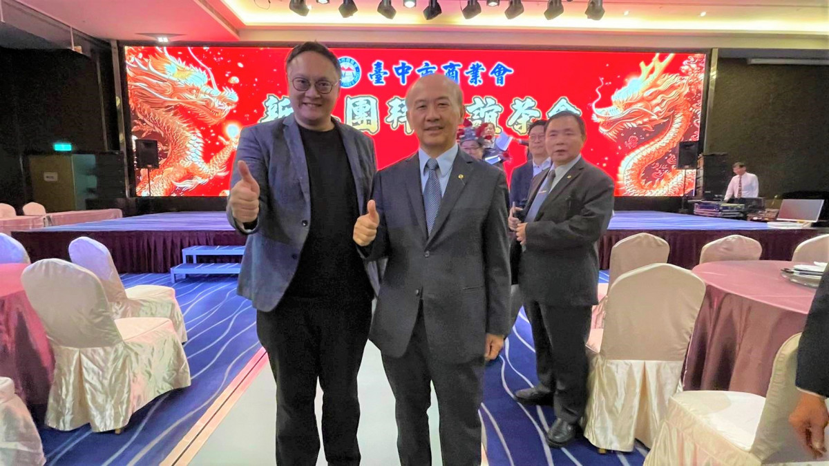 台中市商業會2024年新春團拜 鄭副巿長與理事長謝豐享合影