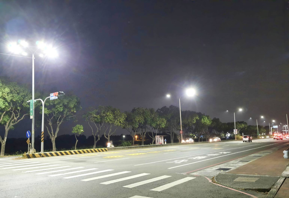 臺南路燈換裝節能減碳年省電費2億電費 智慧路燈自動報修