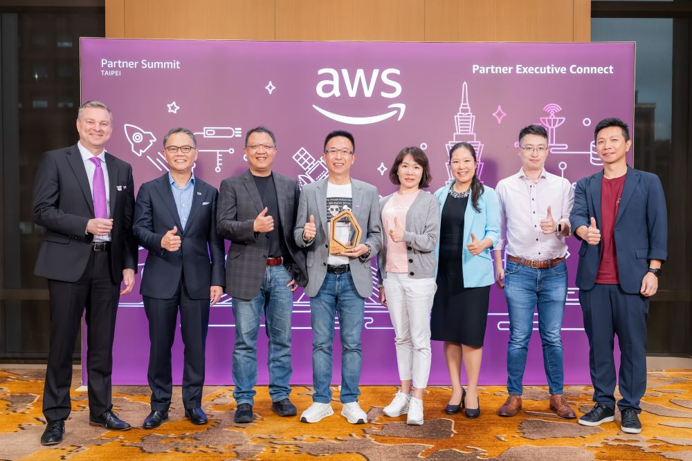 (左起) Derek Seymour, Head of Partners, AWS Taiwan、AWS台灣董事總經理王定愷、伊雲谷董事長暨創辦人蔡佳宏、伊雲谷全球業務事業單位區域總監李鑫澤、伊雲谷執行長林儀與AWS團隊於AWS Partner Executive Connect晚宴合影。