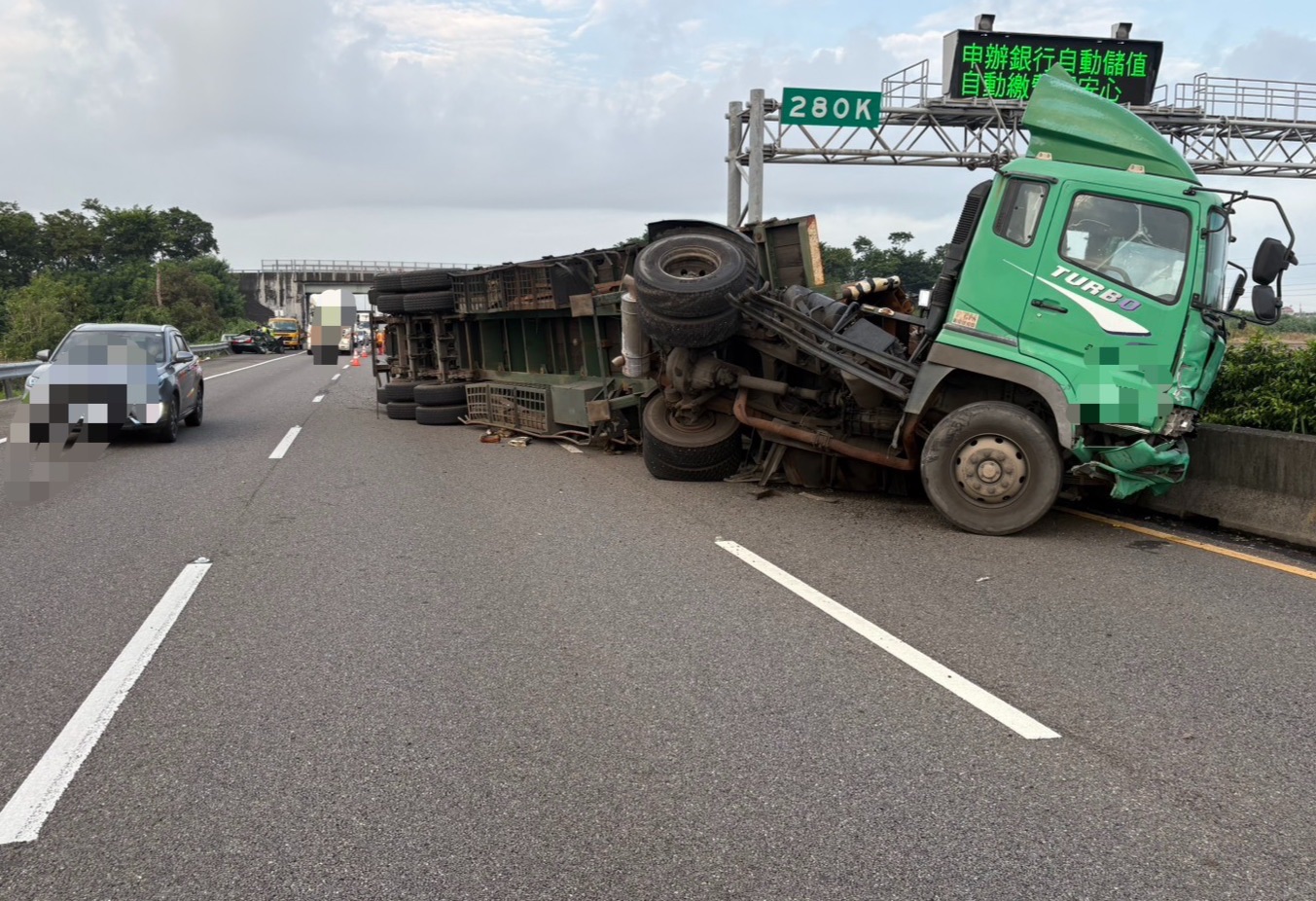 國道1號後壁段轎車自撞後橫停車道 遭半聯結車撞擊釀1人受傷