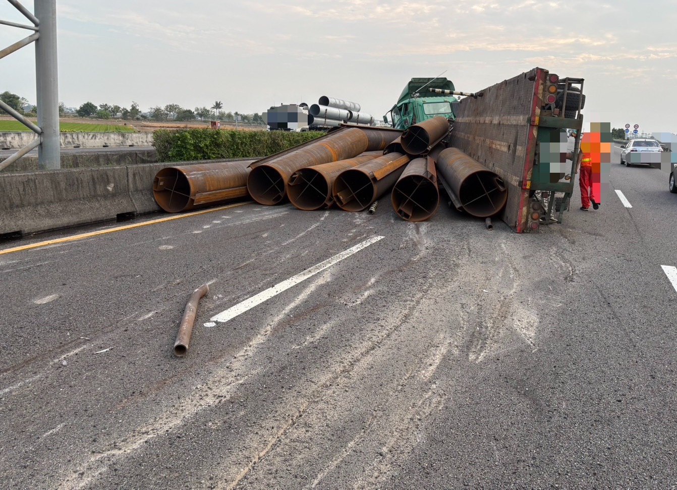 國道1號後壁段轎車自撞後橫停車道 遭半聯結車撞擊釀1人受傷