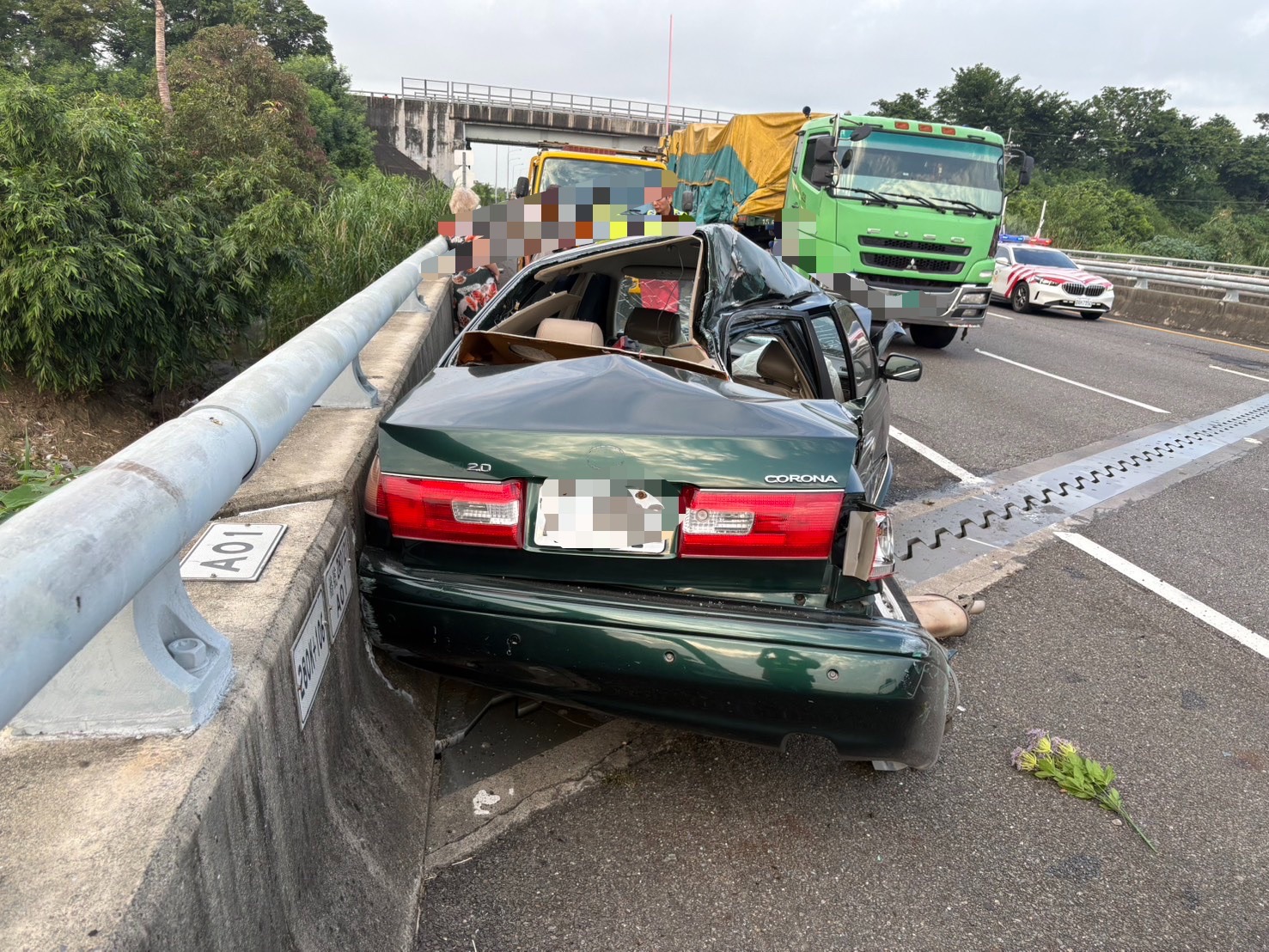 國道1號後壁段轎車自撞後橫停車道 遭半聯結車撞擊釀1人受傷