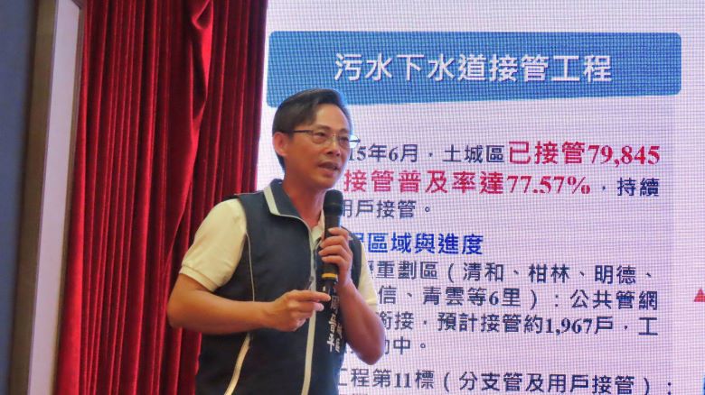 視察土城建設拚全面升級 侯:打造全齡宜居城市 63 《圖說》土城區長周晉平於區政簡報中說明,土城區基礎建設工程皆積極推動中。〈民政局提供〉