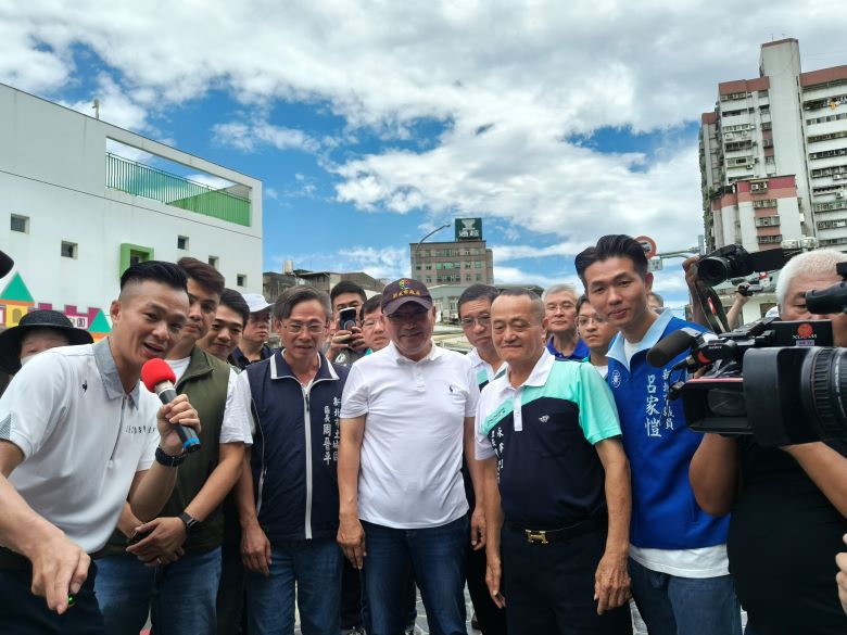 視察土城建設拚全面升級 侯:打造全齡宜居城市 64 《圖說》視察通學廊道期間,侯友宜市長與在地居民親切招呼互動,關心市民對於周邊人本環境改善的實質感受。〈民政局提供〉