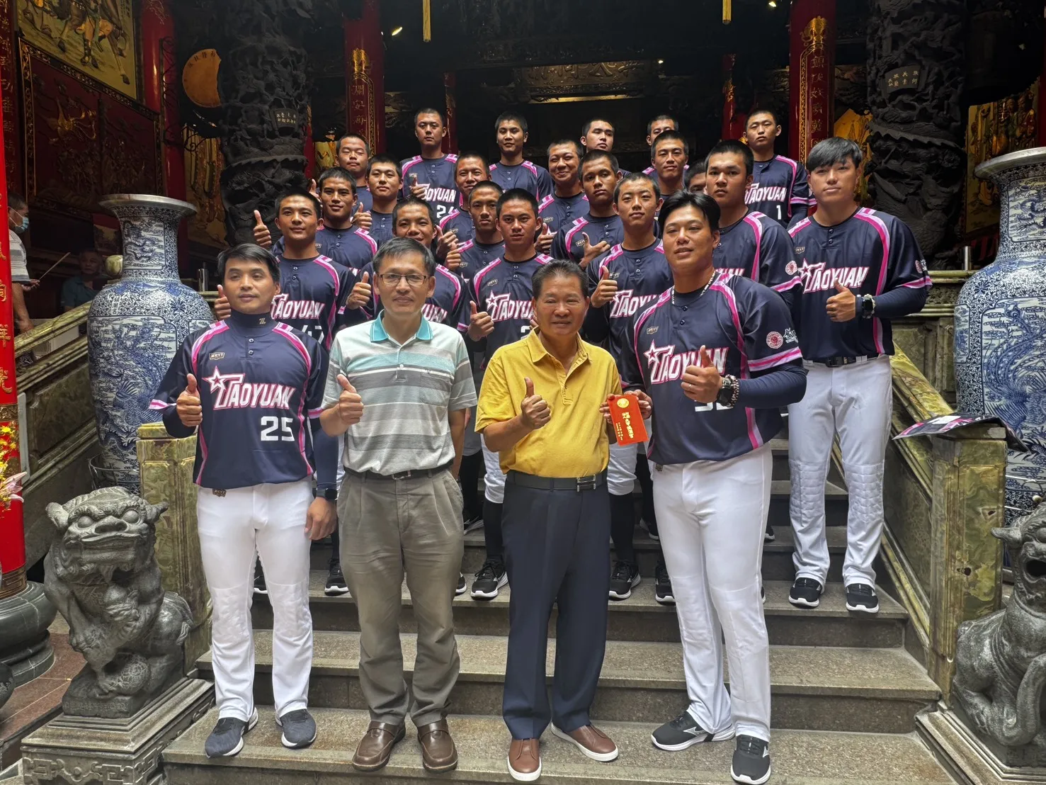 《棒球》賽前赴大甲鎮瀾宮參香祈福 桃園青棒代表隊勇奪王貞治盃冠軍 7/29遠征美國爭取世界榮耀