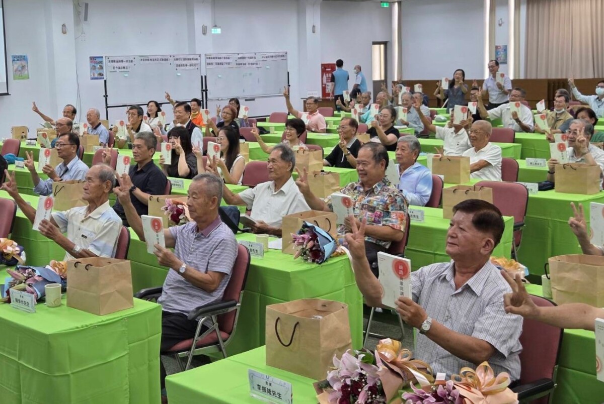 ▲發表會現場受訪前輩獻花致敬外，吸引許多退休同仁駐足交流，分享昔日工作點滴。（記者 李堂安 翻攝）