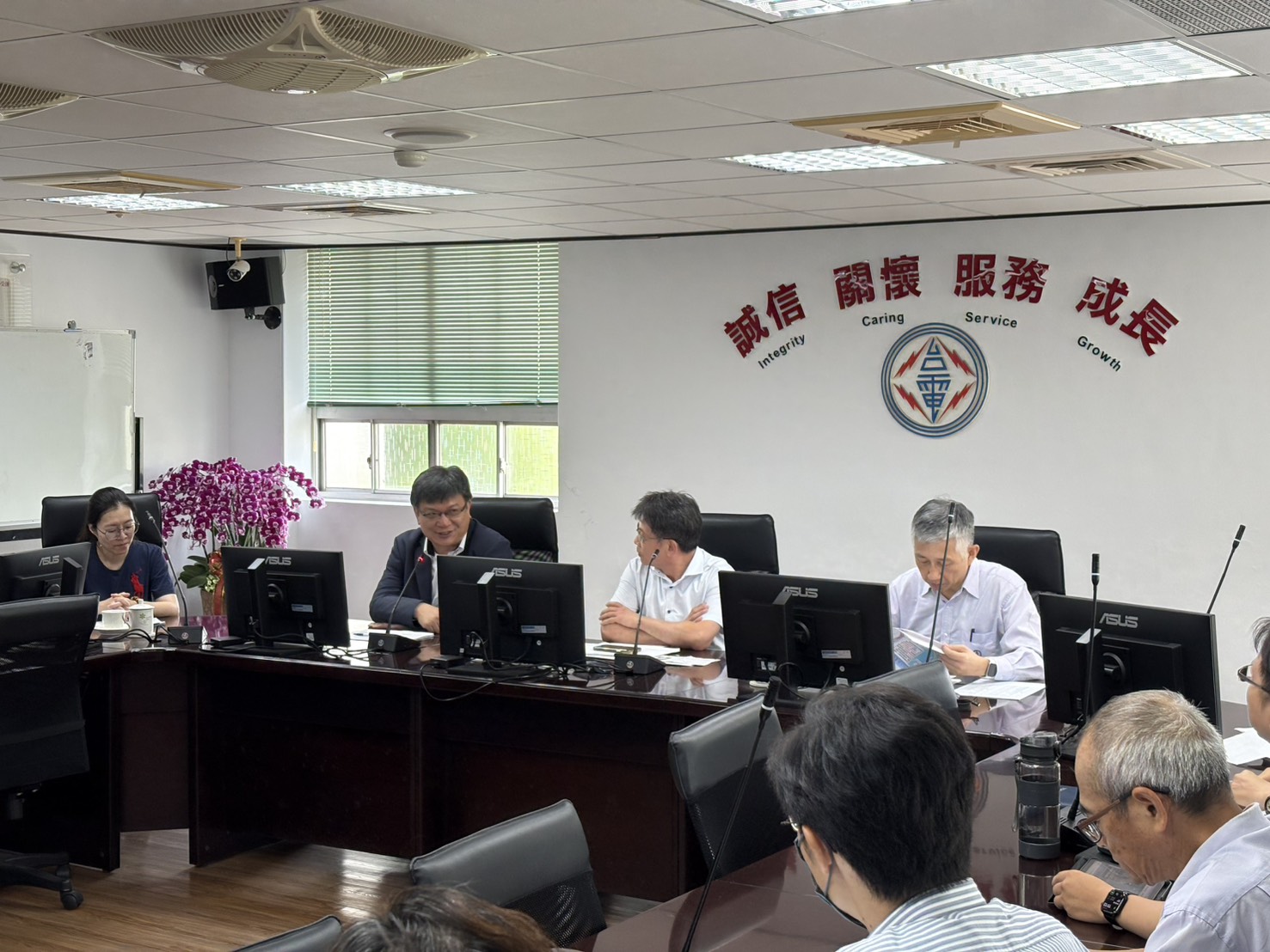 紅霞颱風掠過外海 台電高雄區處全力戒備防颱 請民眾多利用網路通報查詢停復電資訊