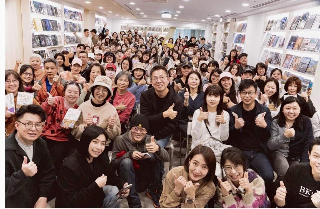 ▲益品書屋長期推廣閱讀教育,演講者郝旭烈(圖中,第二排中間著黑衣)與讀者於講座活動合影。今年迎接十週年,盼透過「夏日閱讀祭」串聯更多閱讀參與。