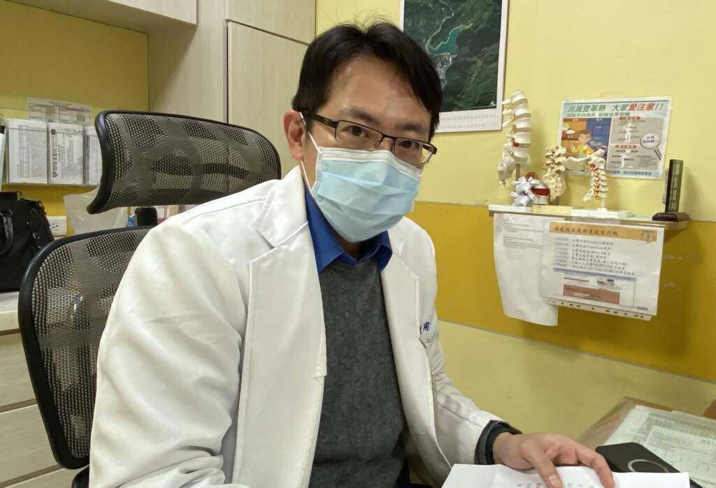 ▲員榮醫療體系員榮醫院骨科主任陳建甫醫師，解說微創「斜位腰椎椎間融合術」手術。（圖／員榮醫院提供）