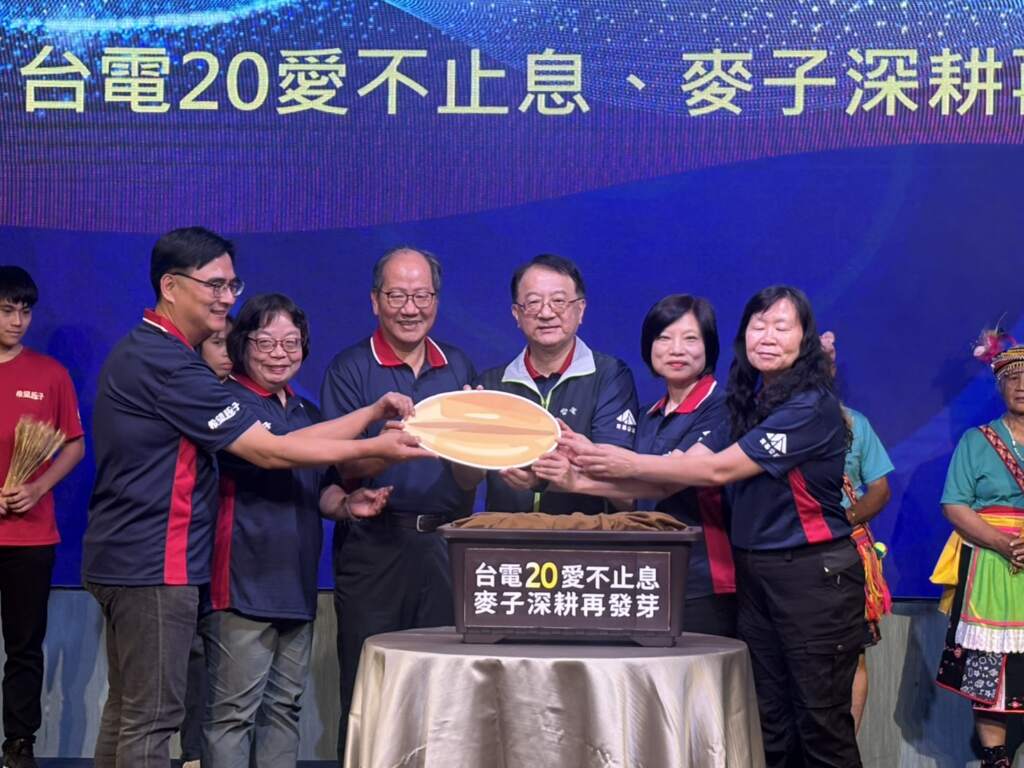 ∆台電蔡志孟副總經理（右三）、黃美蓮專業總管理師（右二）、趙淑芬處長（右一）與一粒麥子呂信雄董事長（左三）、潘政憲主任（左一）一起種下象徵希望的一粒麥子。（圖／台電台東區處提供）