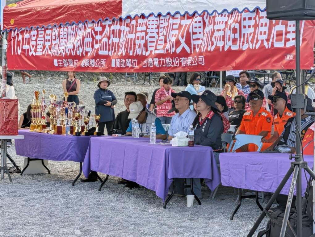∆立委伍麗華與蘭嶼鄉長吳清美共同主持「海洋盃拼板舟競賽」開幕儀式。(圖/民眾提供)