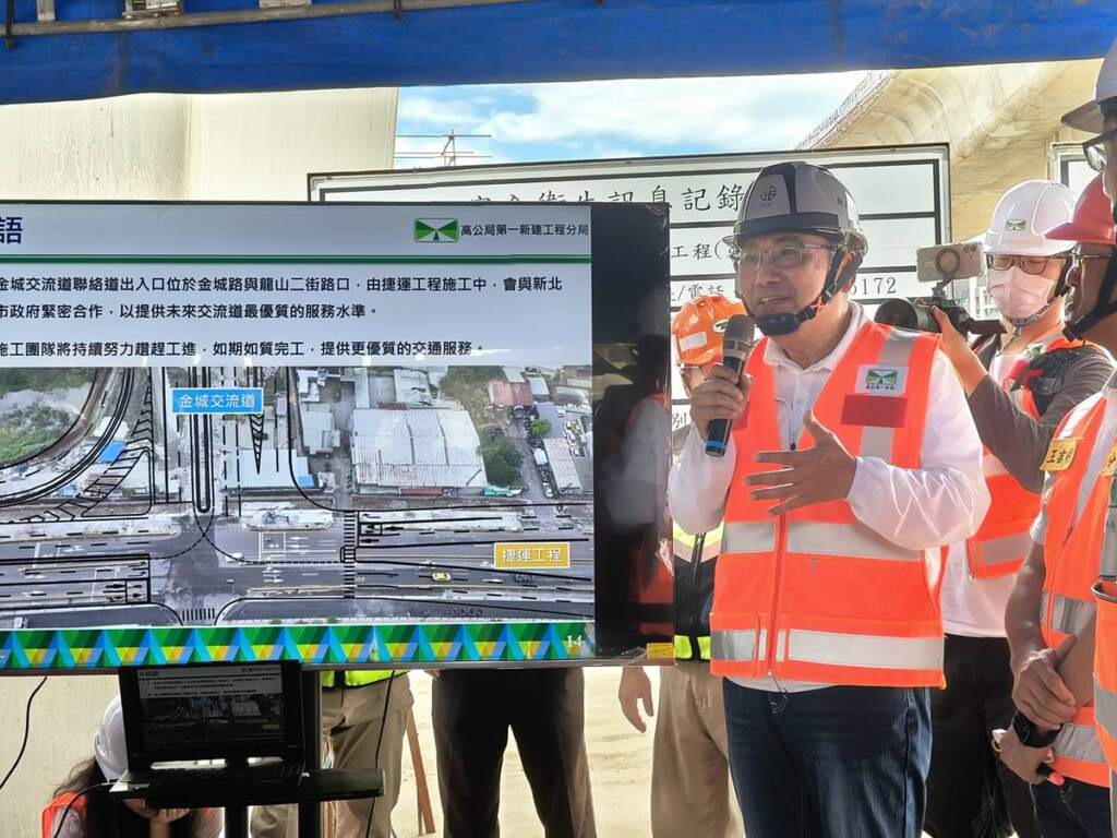 ▲新北市長侯友宜24日前往土城區視察國道3號金城交流道工程進度，強調工程完工後將有效紓解中和及土城交流道車流，縮短通勤時間，帶動區域發展。