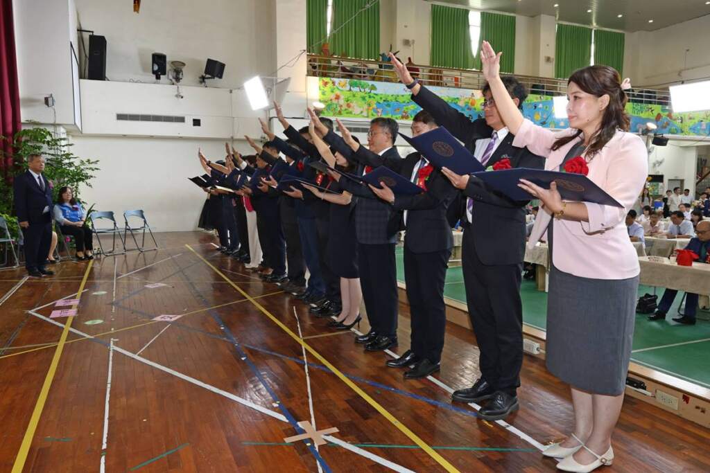▲南投縣115學年度第1學期中小學校長交接典禮,24日上午於平和國小舉行,由副縣長王瑞德代表縣長許淑華主持布達,在縣府主計處長蕭秀瑛監交下完成交接儀式。