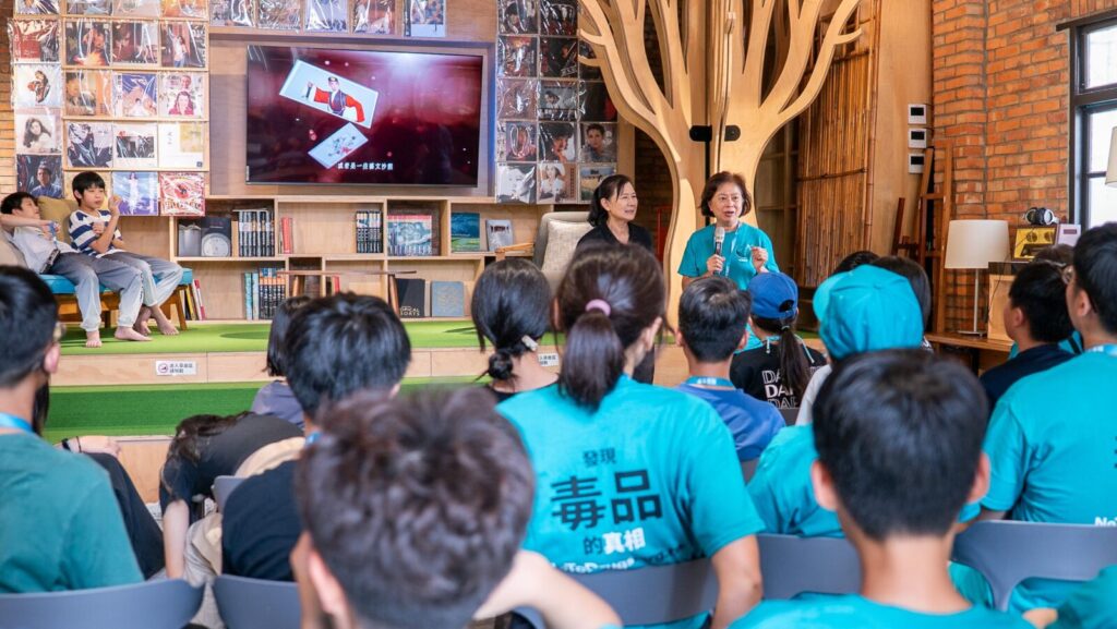 講師運用「無毒世界基金會」教材進行專業宣導與互動討論,引導青少年正視毒品危害,建立獨立思考與拒絕誘惑的能力。圖/台灣健康志工協會提供