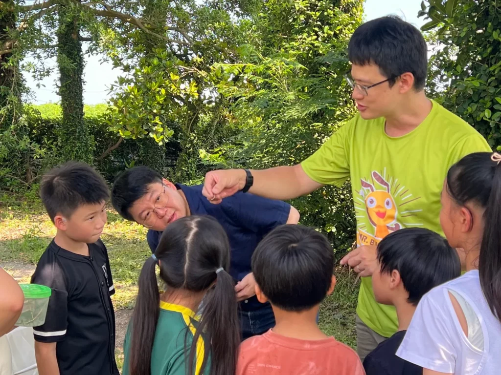 「蟲蟲先生科學教室」前往嘉義縣布袋鎮貴林國小,為全校學童帶來為期一天的深度生態探索課程