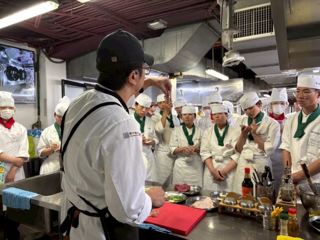 日本相可高校學生於實作示範中展現的禮儀與專注的職人精神,讓開平餐飲學生印象深刻。開平餐飲學校/提供