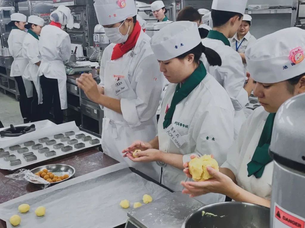 日本相可高校學生表示對土鳳梨酥的口味印象深刻,也在製作過程中與開平餐飲學生加深感情。開平餐飲學校/提供