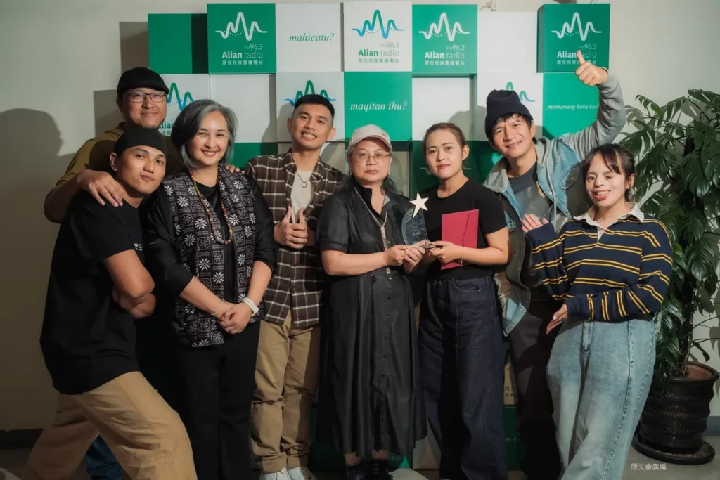 《kilux嘿!Alian大明星》空中選秀圓滿落幕,由左而右分別是:主持人Tey Lung Jiru方聖傑 (左1)、評審Mayaw Laway馬耀・喇外(左2)、原廣台經理Pisuy.Masaw (左3)、決賽選手Ang’ngul Djakudjakuc 闇鴻麟(左4)、原文會副執行長Alui‧Djadjavac阿路一‧賈佳法子(中)、決賽選手Maleveleve高柔恩(右3)、評審王宏恩(右2)、主持人Upah小宇(右1)。(圖/原文會提供)