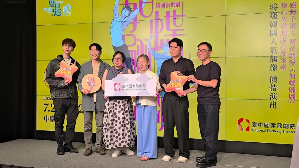 歌劇院藝術總監李惠美(左三)、導演 LEE Gina(右三)、製作人朴泰洙(右二)與演員崔印亨(左二)、李在煥(左一)及歌劇院藝術副總監王柏偉(右一)共同宣告音樂劇《如蝶翩翩》本週末歌劇院獨家上演。(圖/陳惠玲攝影)