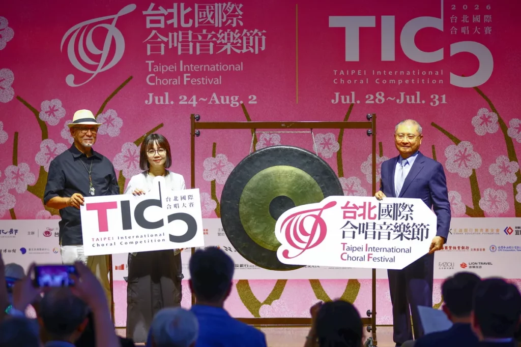 藝術總監杜黑(圖左)、文化部李潔明專門委員(圖中)、李詩欽董事長(圖右)