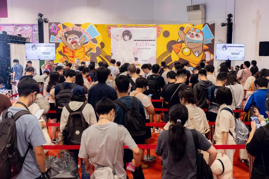《汙穢不堪的妳最惹人憐愛》作者まにお首次來台舉辦台灣首場簽名會,現場上百位讀者共襄盛舉。