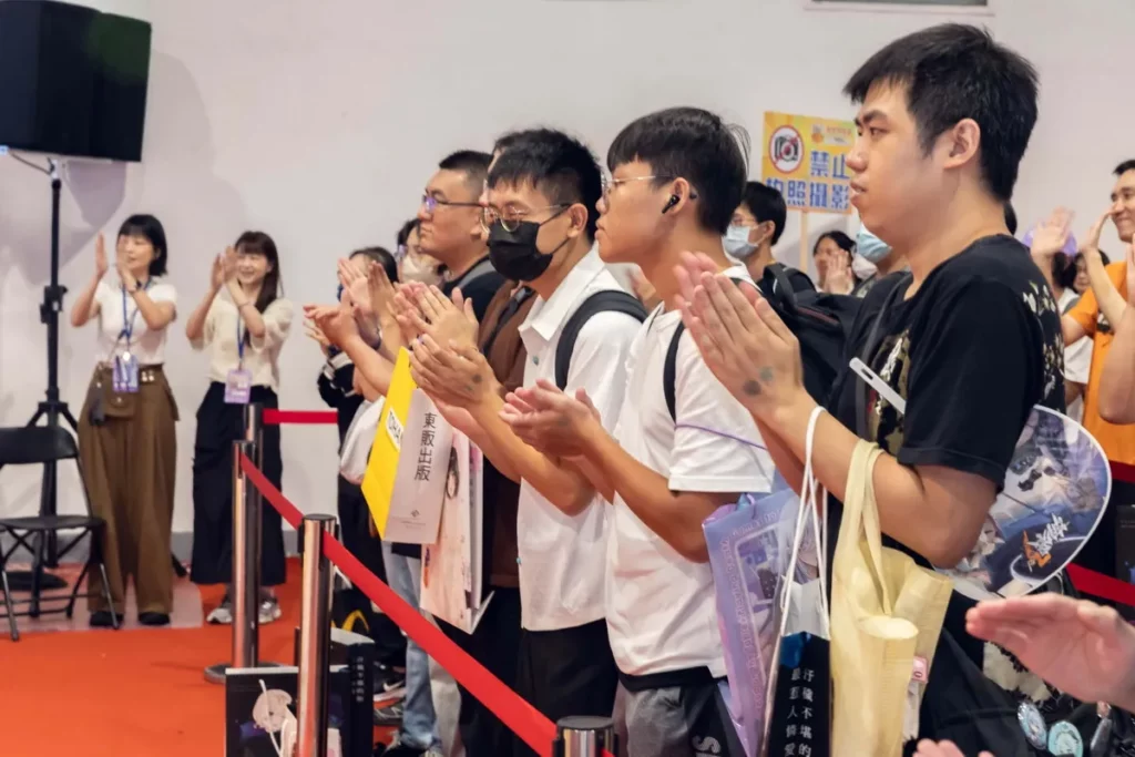 活動在全場讀者的熱烈掌聲中圓滿落幕