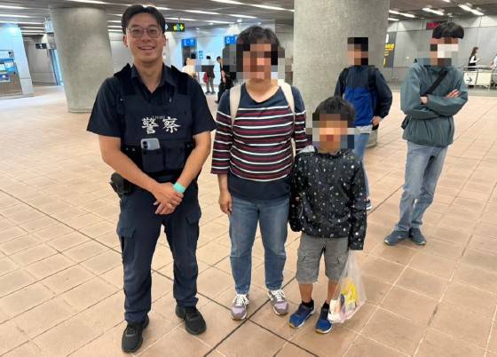 處理員警與日籍男童及母親合影。(圖/記者 戴昱弘翻攝)