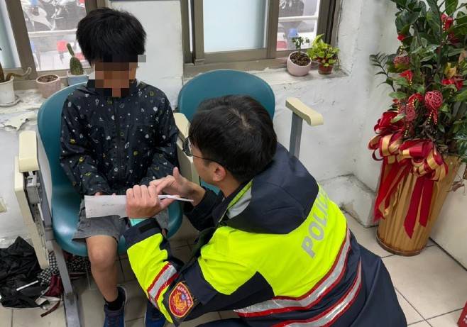 員警以流利日語與男童交談。(圖/記者 戴昱弘翻攝)