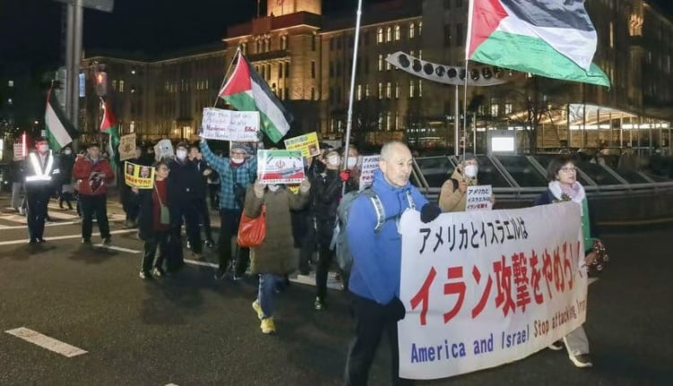 ▲日本民眾遊行示威抗議美國攻擊伊朗。