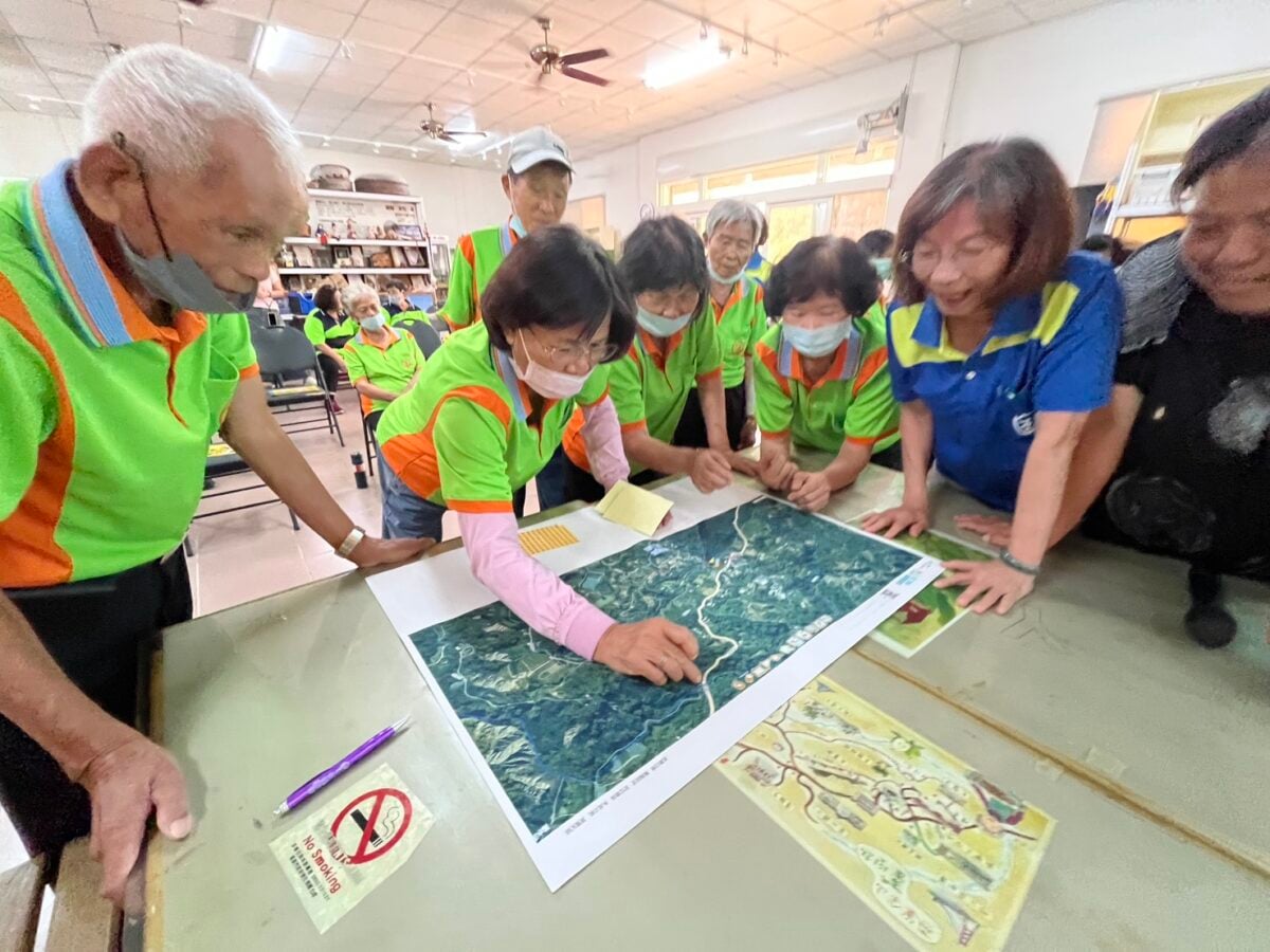 ▲社區居民透過大型空拍地圖互動討論,標示家犬飼養、流浪犬出沒及群聚熱區,盤點社區人犬生活圈,凝聚友善動物與環境治理共識。
