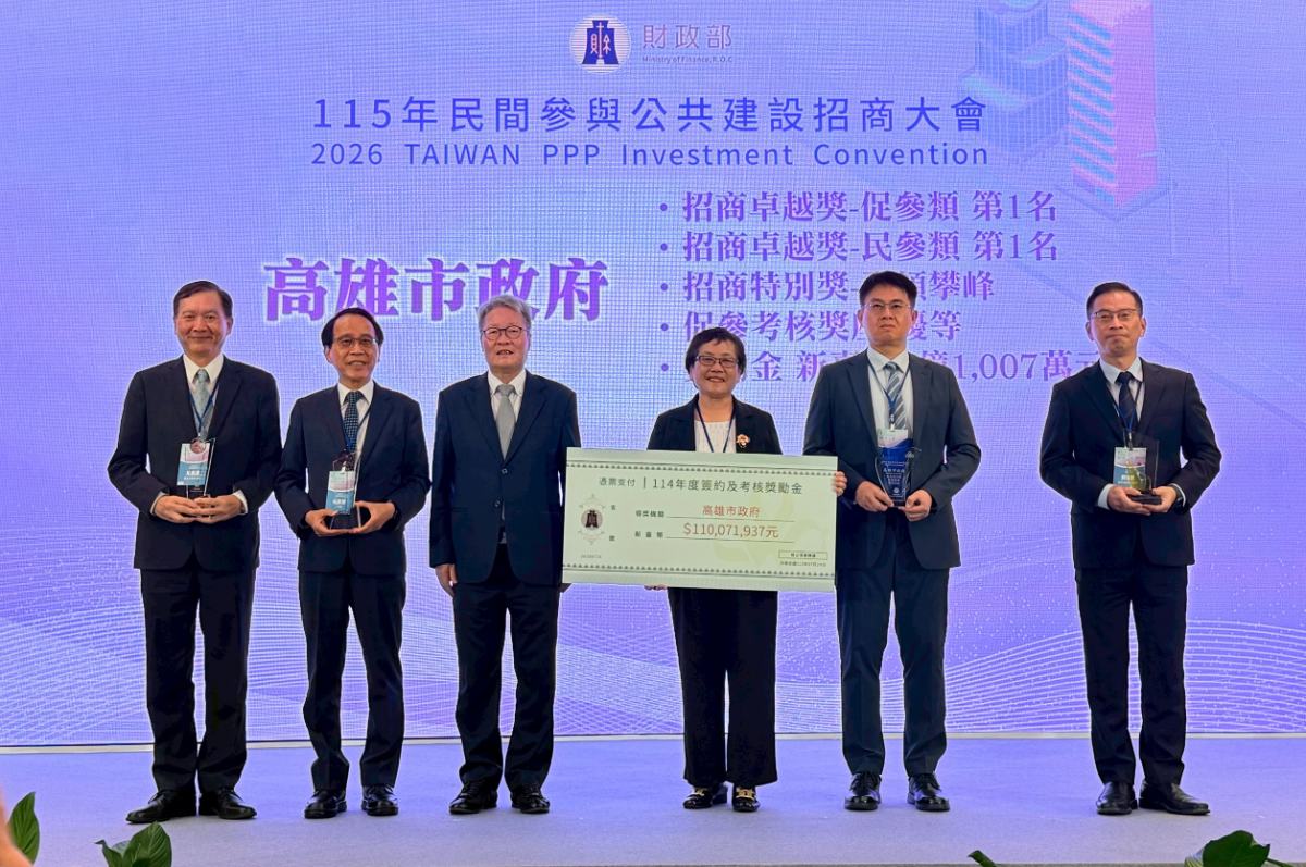 ▲林副市長欽榮率領市府團隊接受陳政務委員金德頒獎
