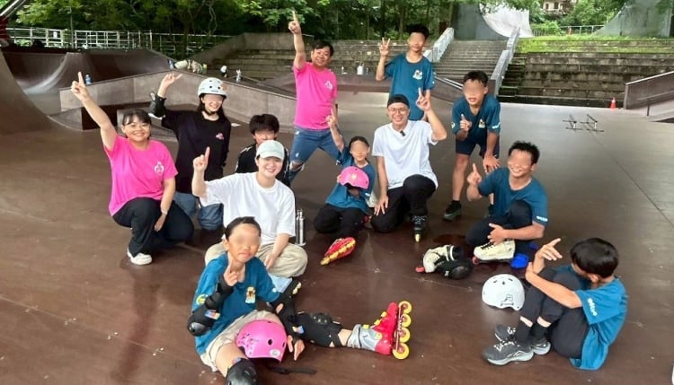 ▲修緣育幼院競技直排輪孩子們與國手王韋傑快樂交流。
