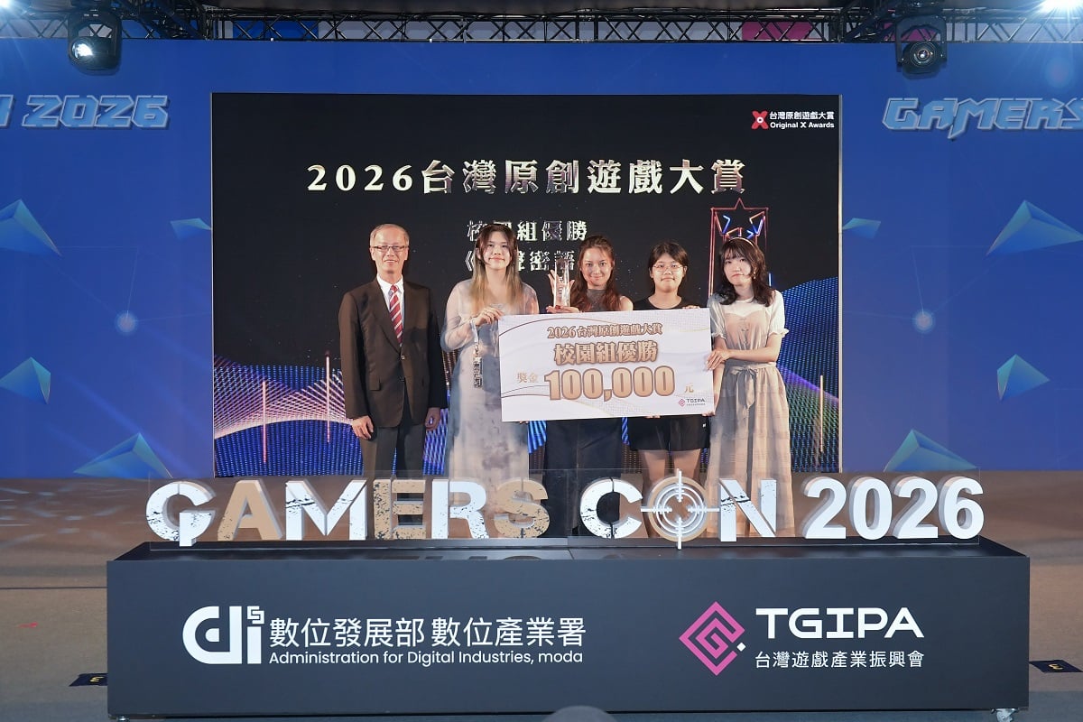 ▲數位發展部數位產業署署長林俊秀(左一)與2026台灣原創遊戲大賞校園組優勝團隊合照。(台灣遊戲產業振興會提供)