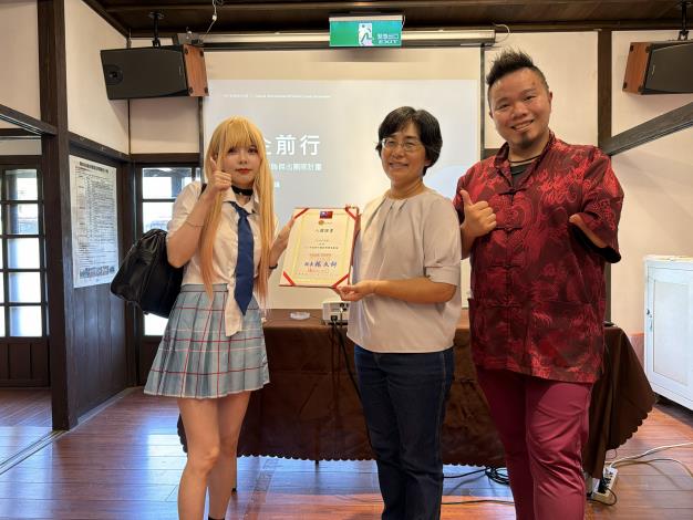 ▲劇團豬緹與詹翔欽和文化局長朱淑敏合影,展現新竹表演藝術的蓬勃創意活力。
